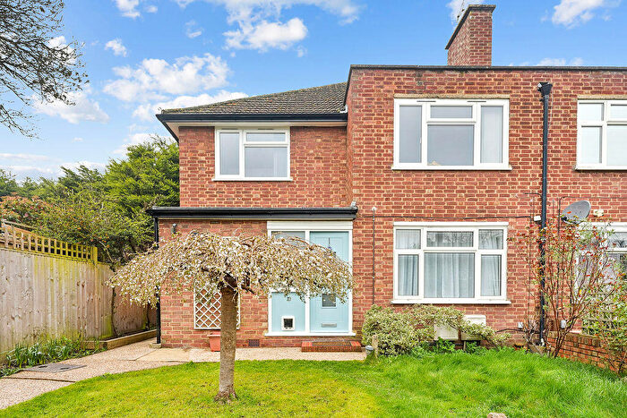 2 Bedroom Flat For Sale In Mayfield Close, KT7