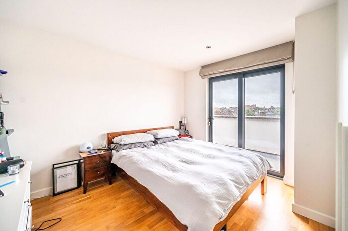 2 Bedroom Flat To Rent In Totterdown Street, Tooting, London, SW17