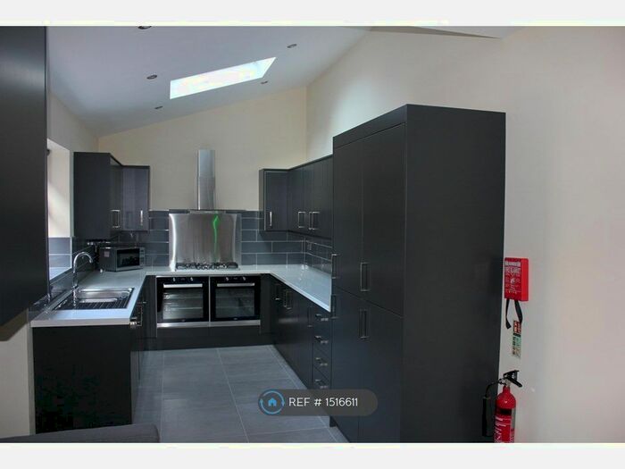 7 Bedroom Terraced House To Rent In Ruskin Avenue, Manchester, M14