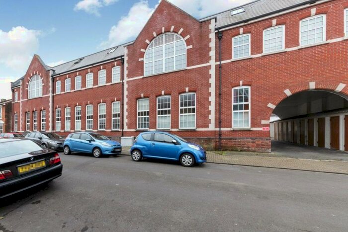 3 Bedroom Flat To Rent In Reginald Road, Southsea, Hampshire, PO4