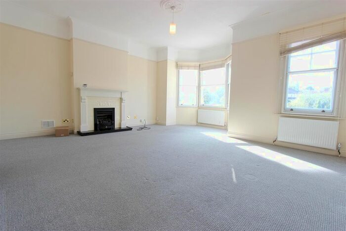 2 Bedroom Flat To Rent In Hoppers Road, N21