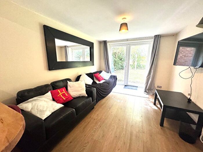 5 Bedroom Semi-Detached House To Rent In Bed Student Home - Godden Road, Ukc, CT2