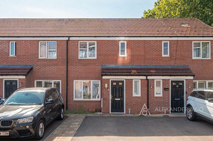 3 Bedroom Terraced House For Sale In Bagshawe Way, Dunstable, Bedfordshire, LU5