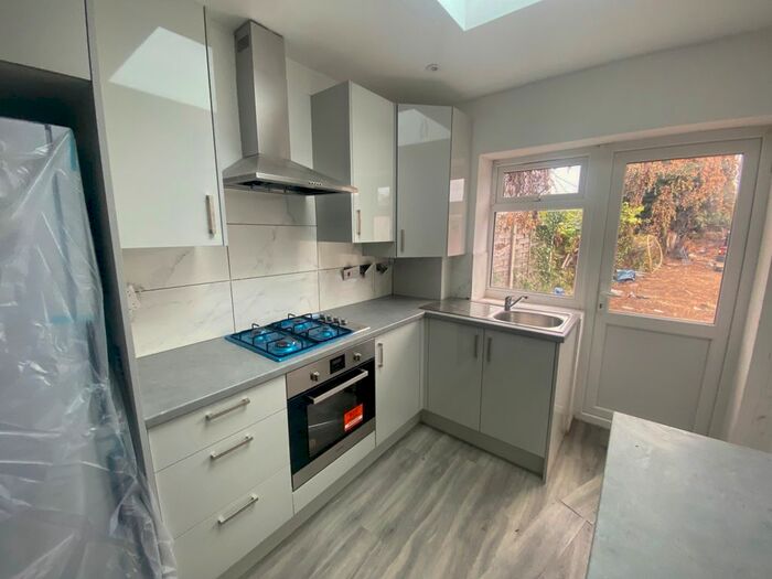 2 Bedroom Flat To Rent In Waye Avenue, Hounslow, TW5