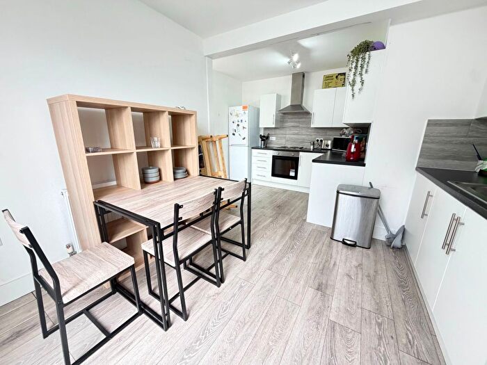 3 Bedroom Flat To Rent In Turnpike Lane, London, N8