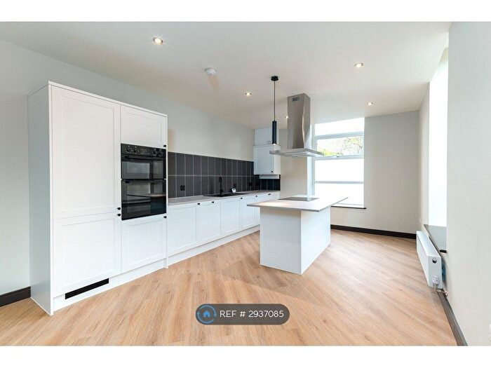 3 Bedroom Flat To Rent In Park Road, Rossendale, BB4