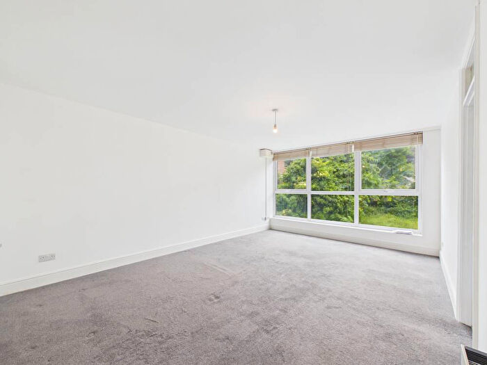 2 Bedroom Flat To Rent In Valley Road, Bromley, Kent, BR2