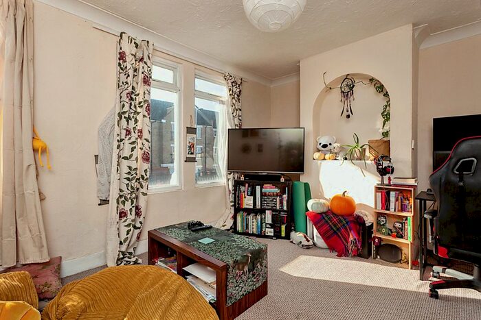 1 Bedroom Flat To Rent In Forest Road, Walthamstow, London, E17