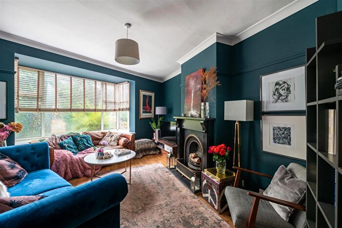 3 Bedroom Maisonette For Sale In Meath Green Lane, Horley, RH6