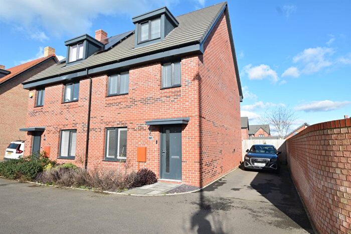 4 Bedroom Semi-Detached House For Sale In Briggington Way, Leighton Buzzard, LU7