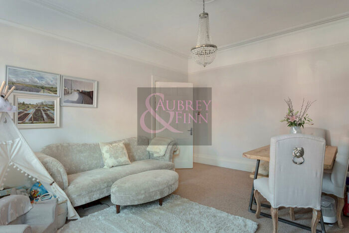 2 Bedroom Flat To Rent In Beaconsfield Road, St. Albans, Hertfordshire, AL1