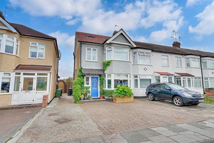 4 Bedroom End Of Terrace House For Sale In Cowland Avenue, Enfield, EN3
