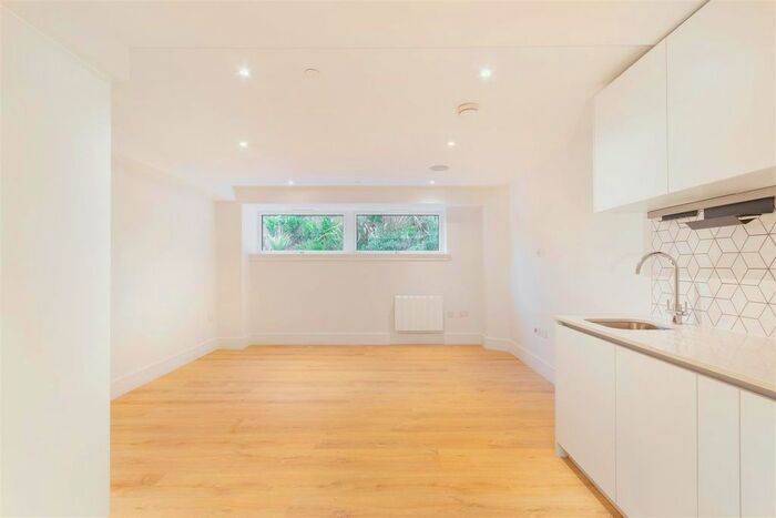 Studio To Rent In Queens Road, Weybridge, Weybridge, KT13