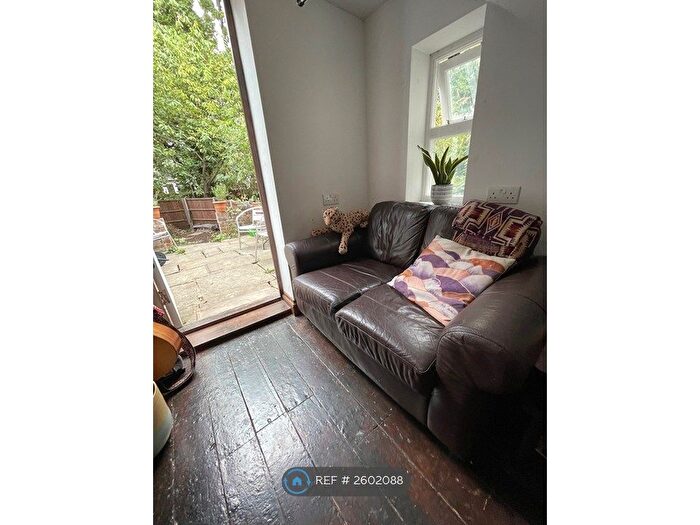 1 Bedroom Flat To Rent In Harrington Square, London, NW1