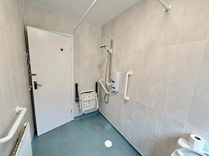2 Bedroom Bungalow To Rent In Ghyll Wood Drive, Bingley, West Yorkshire, Uk, BD16