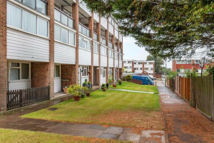 3 Bedroom Maisonette For Sale In Edgewood Drive, Orpington, BR6