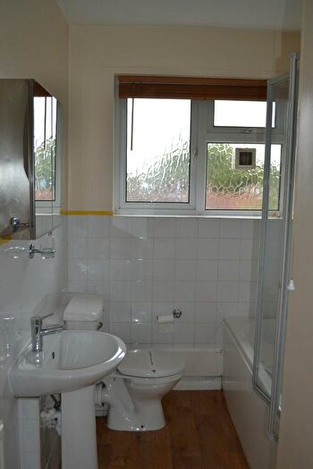 2 Bedroom Apartment For Sale In Sumner Road, Farnham, Surrey, GU9