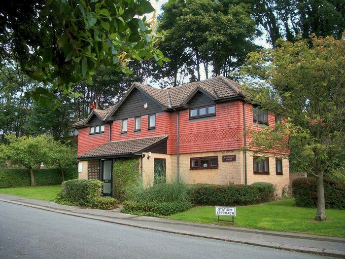 Flat To Rent In Central Studio With Parking, CR5