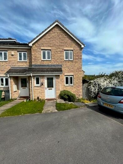 3 Bedroom House To Rent In College Avenue, Huddersfield, HD3