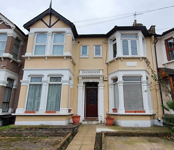 1 Bedroom Flat For Sale In D Courtland Avenue, Ilford, Essex, IG1