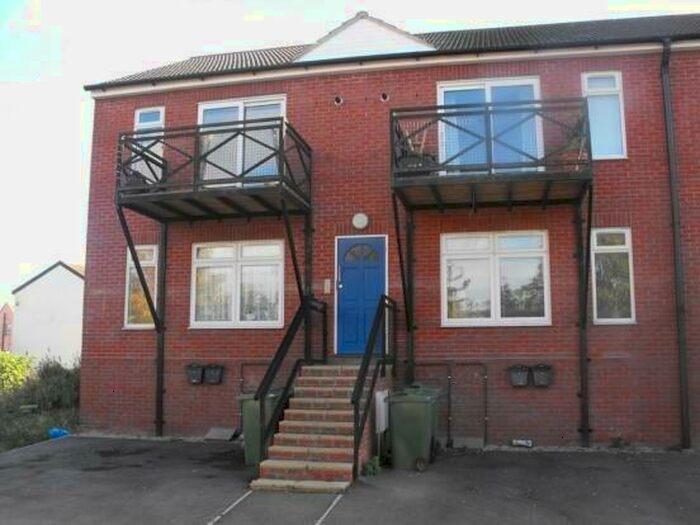 1 Bedroom Flat To Rent In Weavers Court, CO12