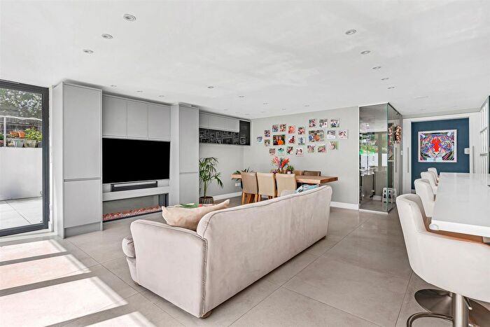 5 Bedroom Detached House For Sale In The Avenue, Welwyn, AL6