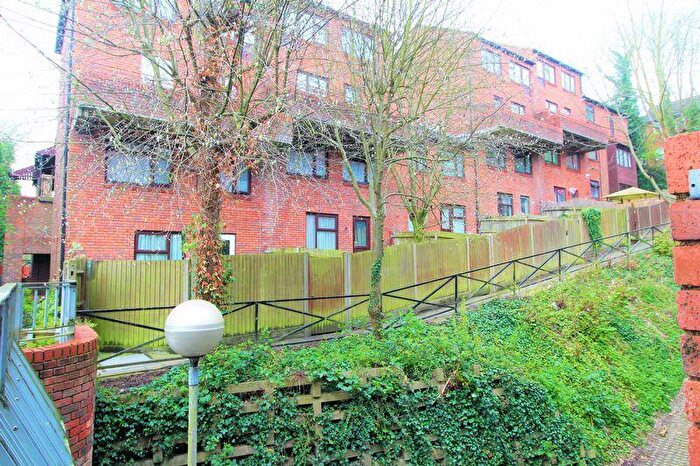 2 Bedroom Maisonette For Sale In Great Investment On Downs Road, Luton, LU1