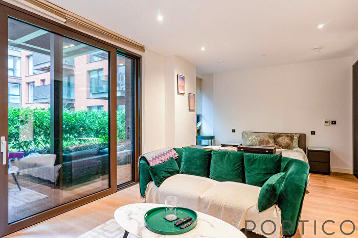 Flat To Rent In Legacy Building, Viaduct Gardens, SW11