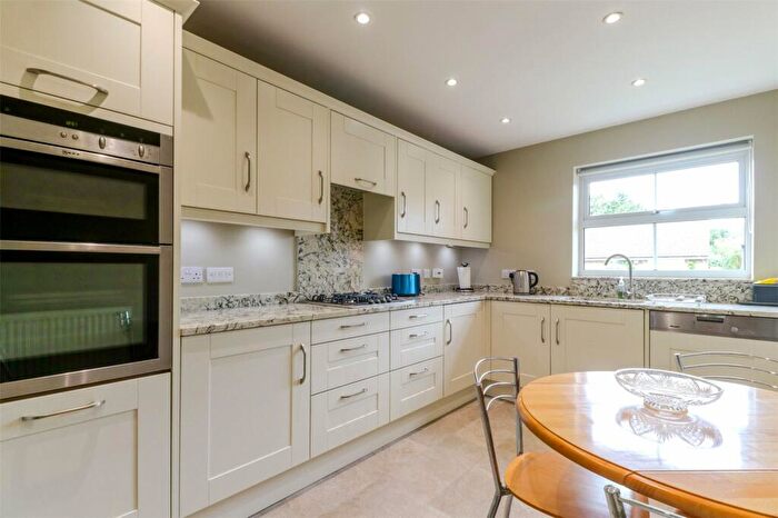 3 Bedroom Apartment For Sale In The Ridgeway, Enfield, Middlesex, EN2