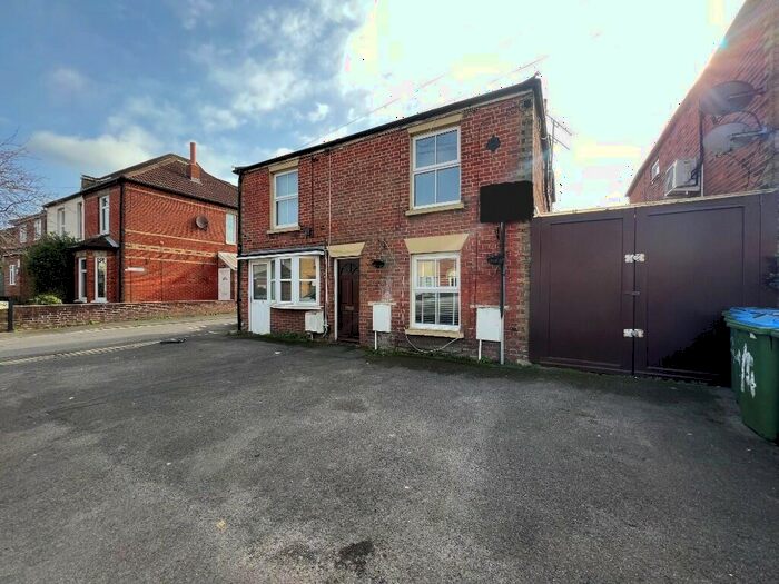 1 Bedroom Flat To Rent In Kingston Road, SO15