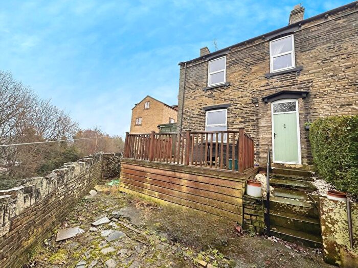 3 Bedroom End Of Terrace House For Sale In Tennyson Place, Cleckheaton, BD19