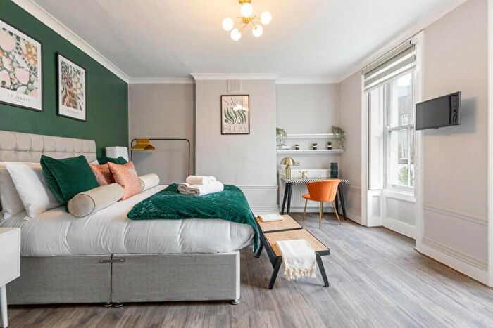 5 Bedroom House To Rent In New Road, London, E1