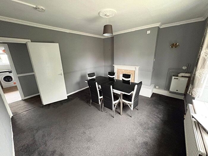 2 Bedroom Flat To Rent In Stanborough Avenue, Borehamwood, Hertfordshire, WD6