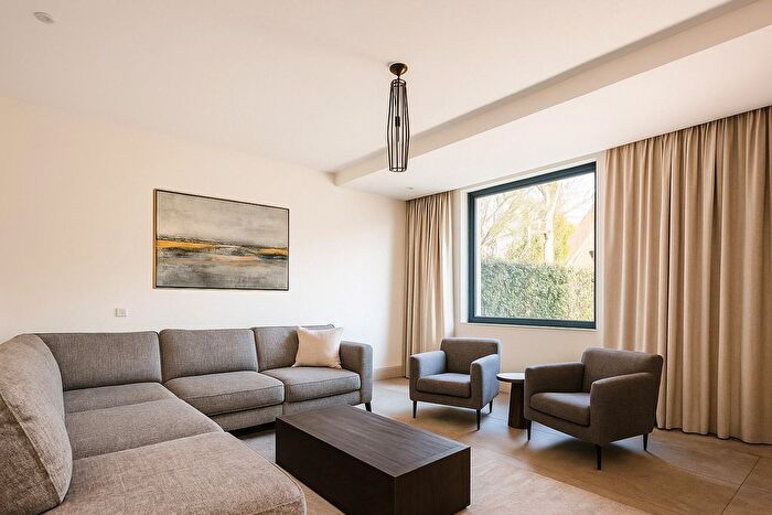 4 Bedroom Detached House For Sale In New Wokingham Road, Crowthorne, Berkshire, RG45