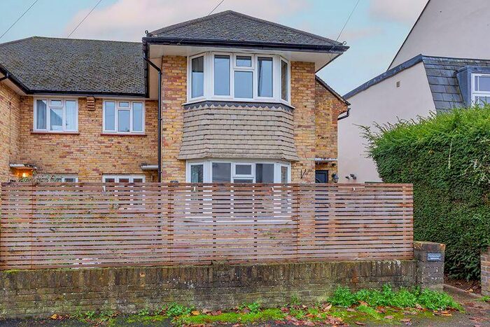 2 Bedroom Flat To Rent In Lime Grove, New Malden, KT3