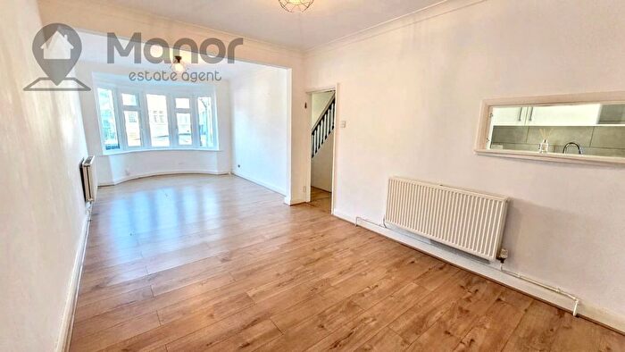 4 Bedroom Terraced House To Rent In Rushden Gardens, Clayhall, IG5