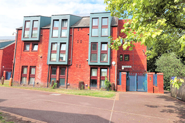 2 Bedroom Apartment For Sale In Wycliffe End, Aylesbury, Buckinghamshire, HP19