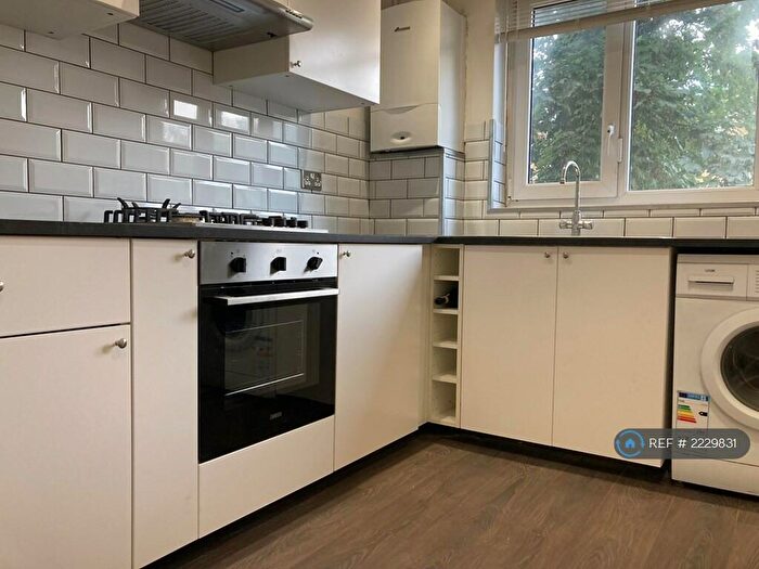 3 Bedroom Maisonette To Rent In Lawrence Close, London, N15