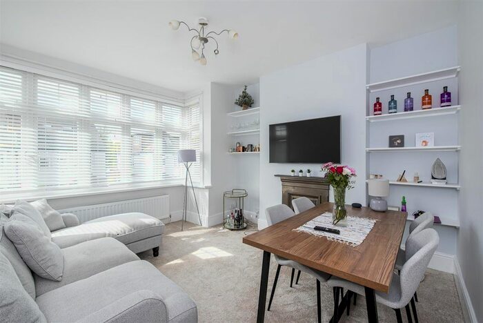 2 Bedroom Flat To Rent In Waldemar Avenue, Ealing, W13