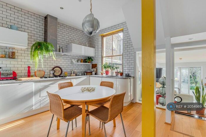 3 Bedroom Maisonette To Rent In Hanley Road, London, Finsbury Park, N4