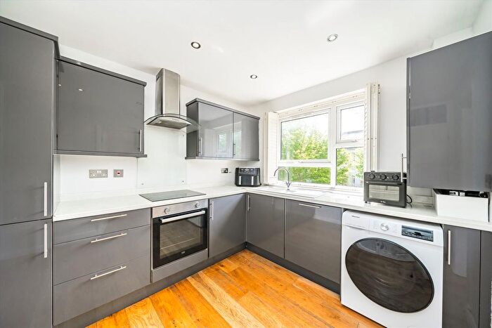 3 Bedroom Flat To Rent In Cromwell Road, Wimbledon, SW19