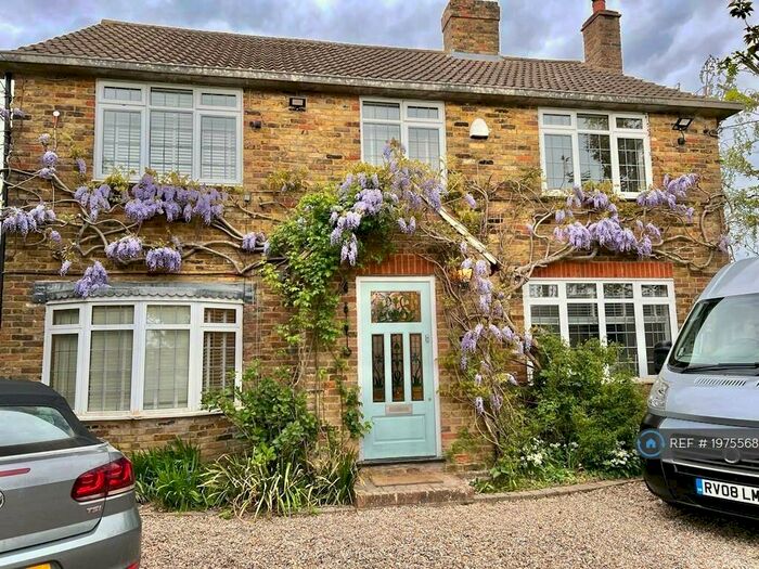 5 Bedroom Detached House To Rent In Roberts Lane, Chalfont St Peter, SL9