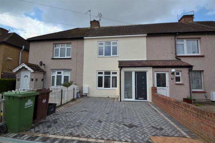 2 Bedroom Detached House To Rent In Crossfield Road, Hoddesdon, Hertfordshire, EN11