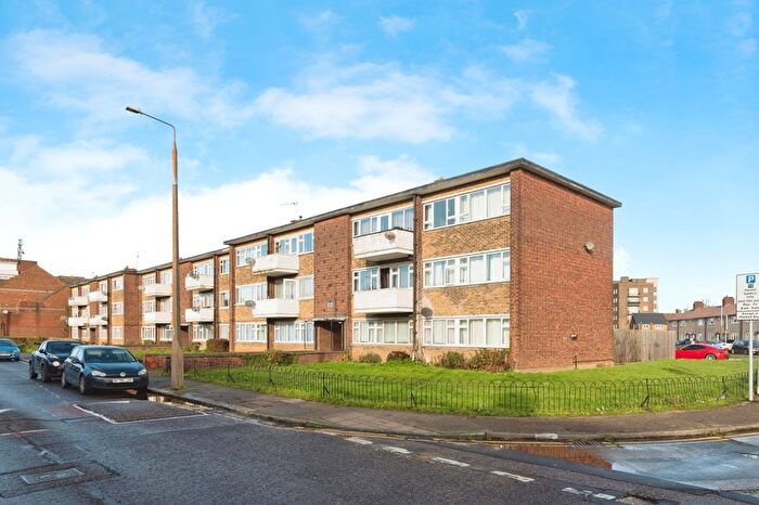 3 Bedroom Flat For Sale In Dock Road, Tilbury, Essex, RM18