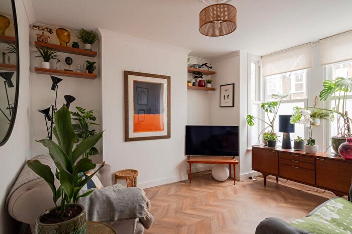 2 Bedroom Flat For Sale In Harold Road, Leytonstone, London, E11