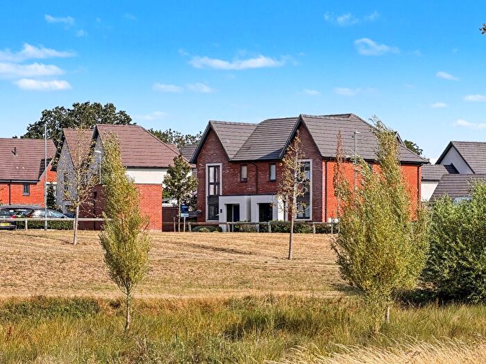 3 Bedroom Semi-Detached House For Sale In Fotheringhay Close, Daventry, NN11