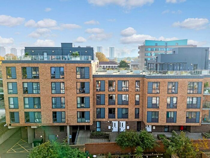 1 Bedroom Apartment To Rent In Festubert Place, Bow, E3
