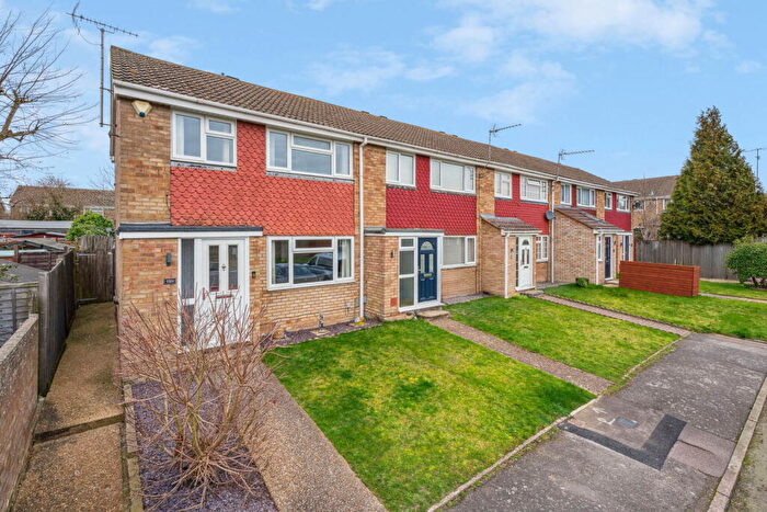 3 Bedroom Semi Detached House For Sale In Ravenscourt, Dunstable, LU6