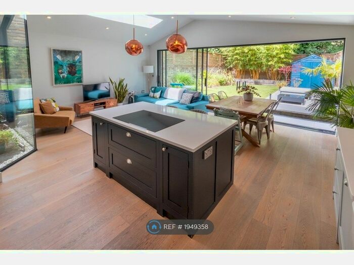 2 Bedroom Flat To Rent In Winterwell Road, London, SW2