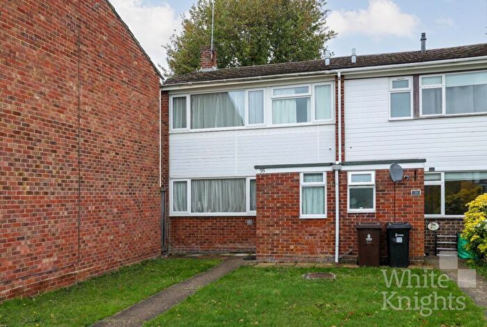 3 Bedroom Semi Detached House For Sale In Hanwood Close, Woodley, Reading, Berkshire, RG5